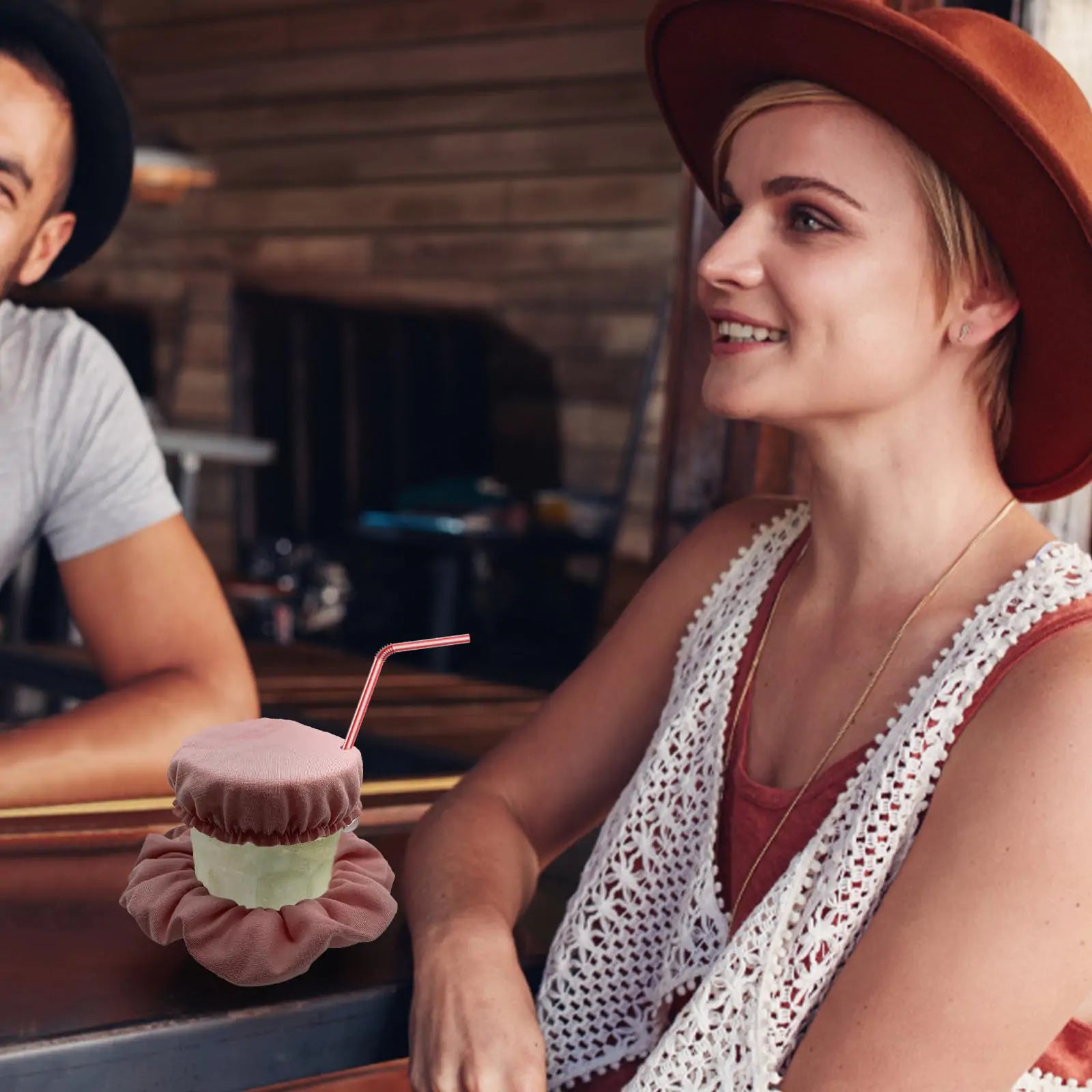 Scrunchie para cubrir bebidas: cómo beber de forma segura cuando estás fuera de casa